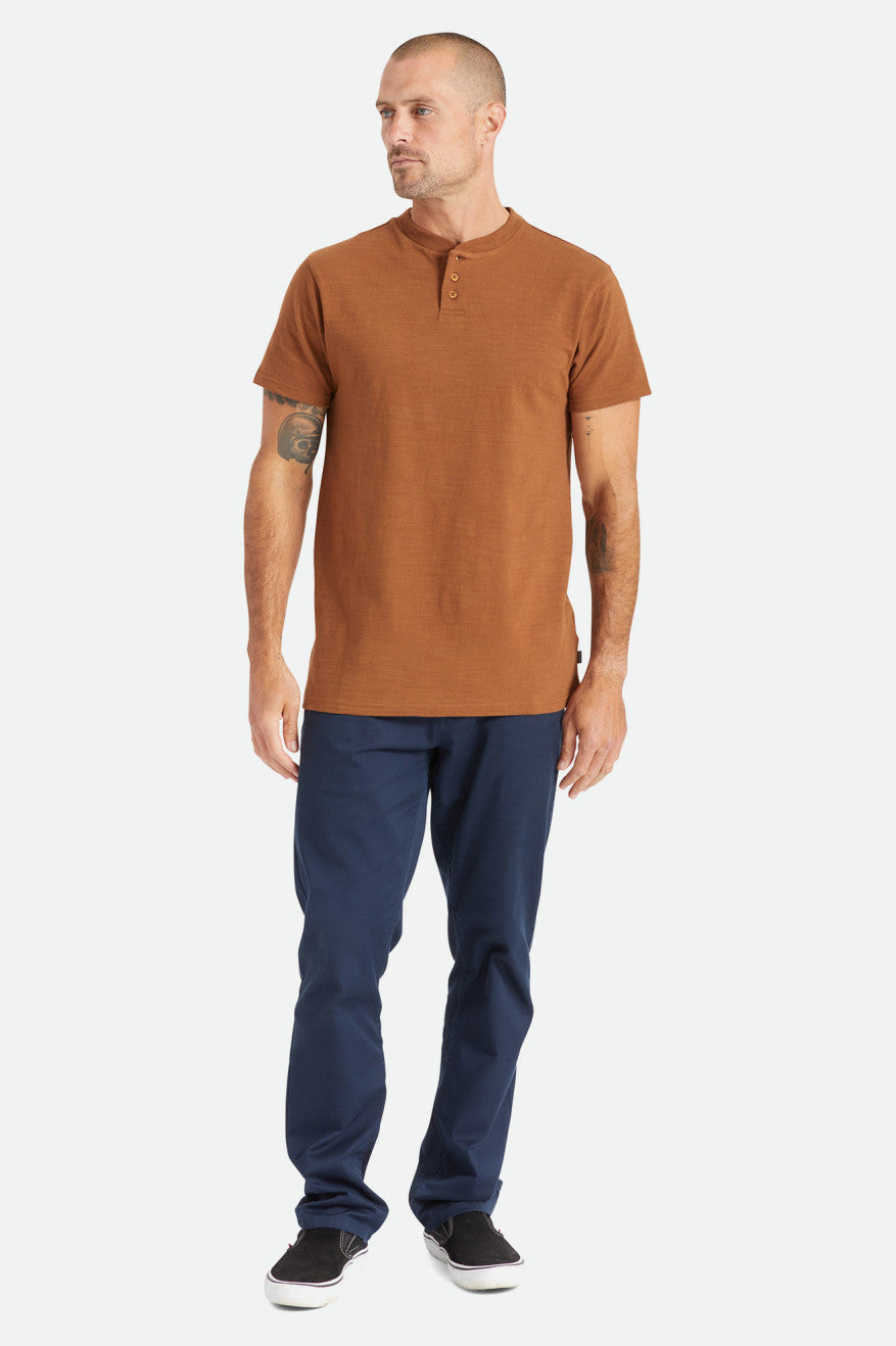 Tops Brixton Basic Slub S/S Henley Hombre Marrones | GSNPRL539