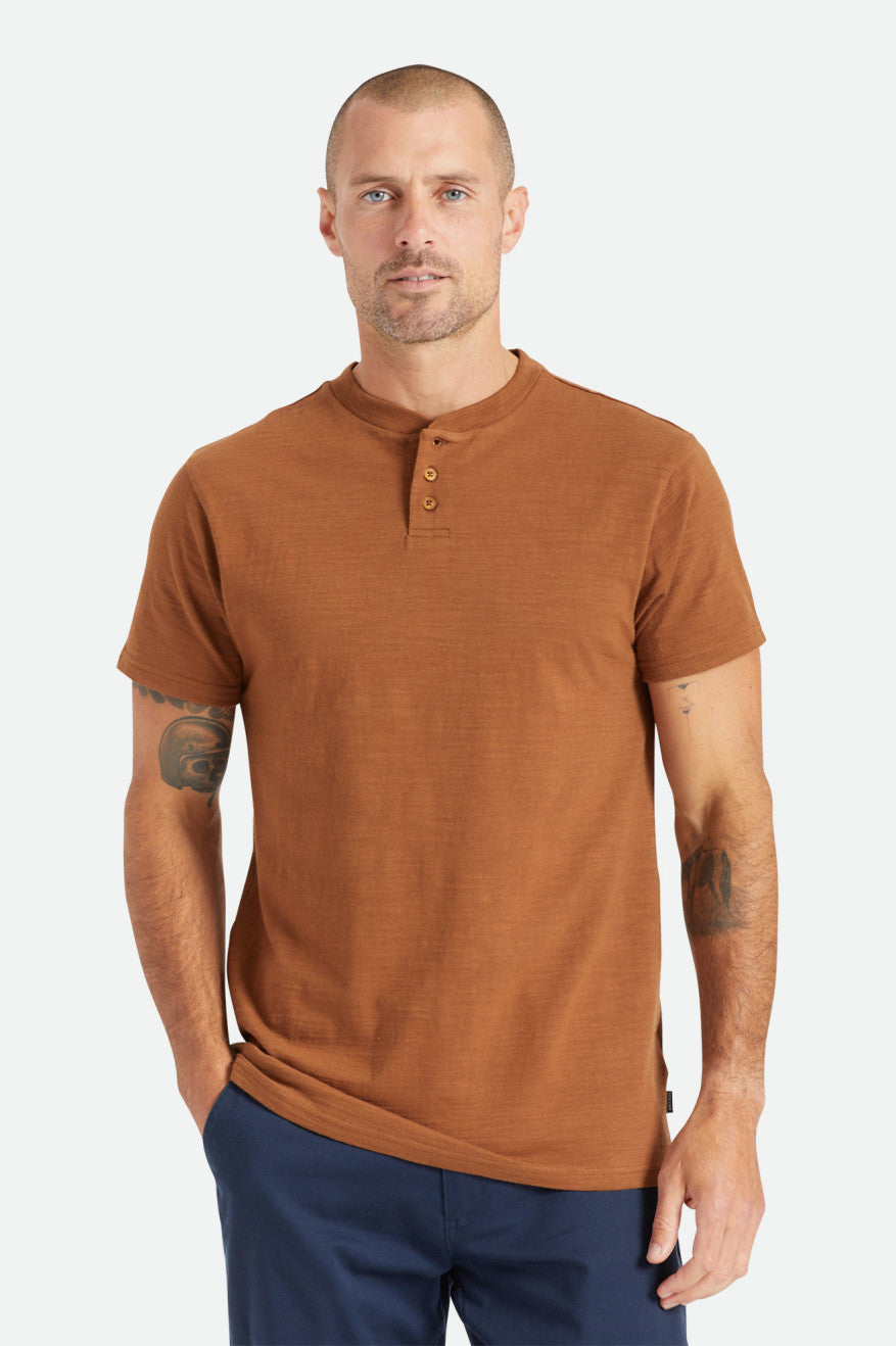 Tops Brixton Basic Slub S/S Henley Hombre Marrones | GSNPRL539